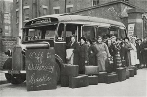 Photo:Women off to Willersley Castle during the Second World War, c.1941