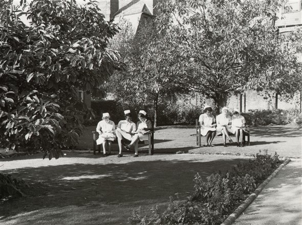 Photo:Nurses sitting in the garden