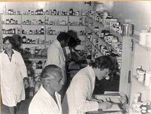 Photo:Pharmacists working in the pharmacy, Oct 1977 (Catalogue reference: SBHH-PG-174).