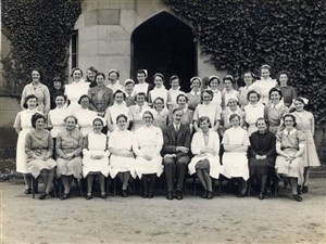 Photo:Evacuated staff from the Mothers' pose outside the castle in 1943